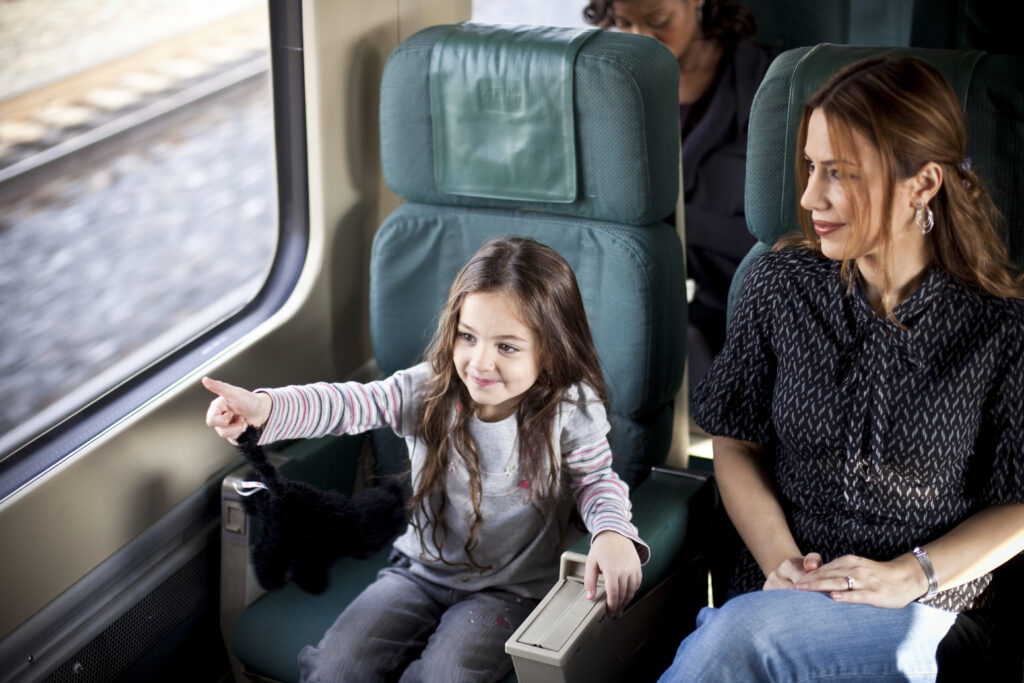 Un enfant lève le pouce alors qu'il voyage à bord d'un train de VIA Rail.