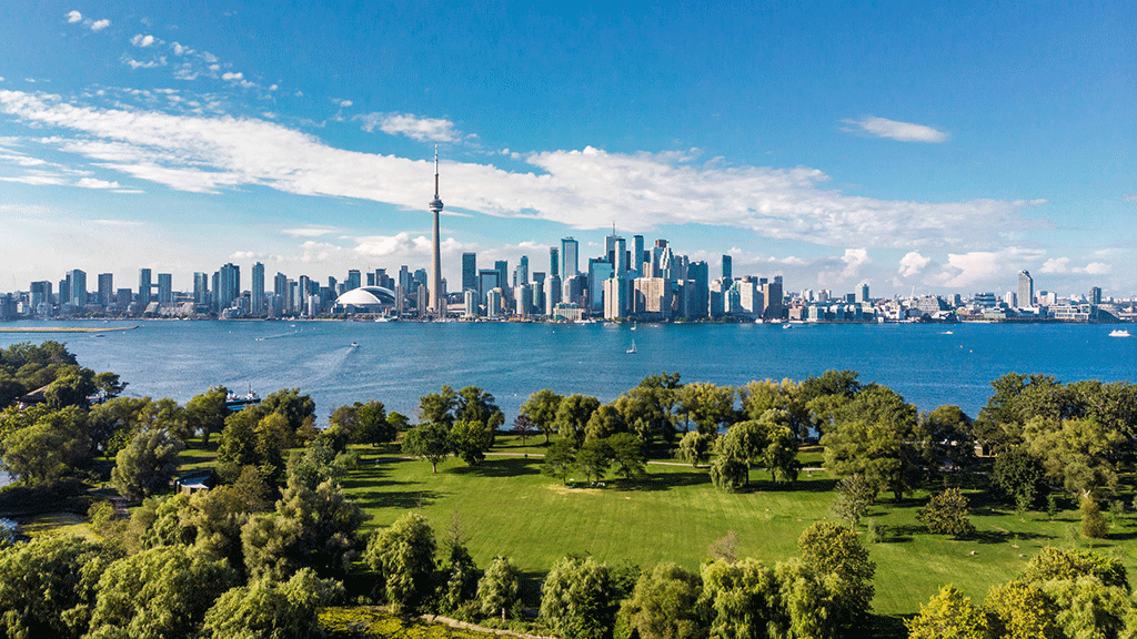 Vue grand angle sur les toits de Toronto. L'île de Toronto au premier plan.