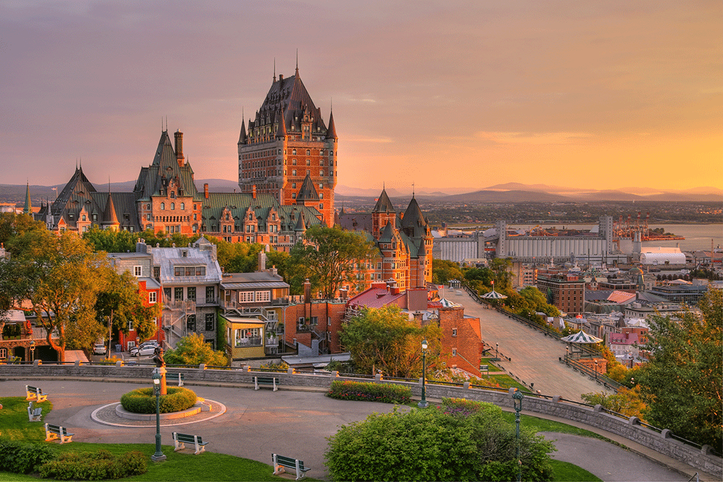 Vue grand angle de la ville de Québec avec l'accent sur le Château Frontenac.