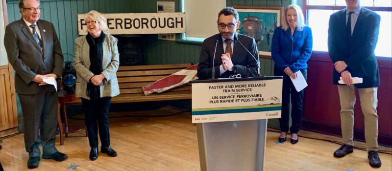 Jeff Leal, maire de Peterborough ; Bonnie Clark, directrice de Peterborough ; l'honorable Omar Alghabra, ministre des Transports ; Sarah Budd, présidente et directrice générale de la Chambre de commerce de Peterborough et Kawartha ; lors de la mise à jour du 23 février sur les prochaines étapes du projet TGF à Peterborough, en Ontario.
