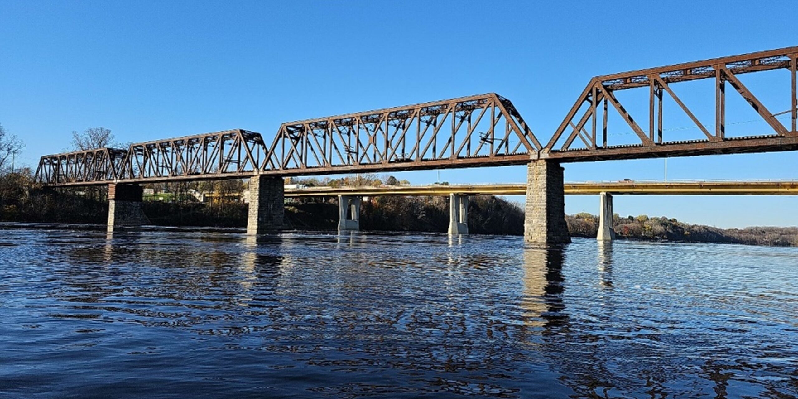 Rivière des Mille Îles au passage du pont ferroviaire
