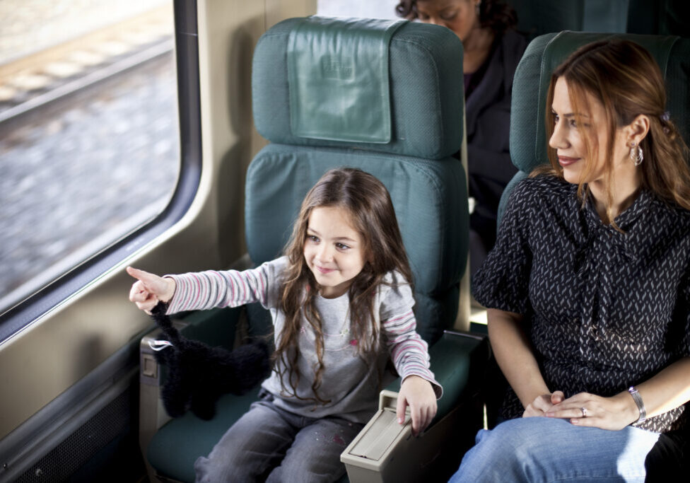 Un enfant lève le pouce alors qu'il voyage à bord d'un train de VIA Rail.